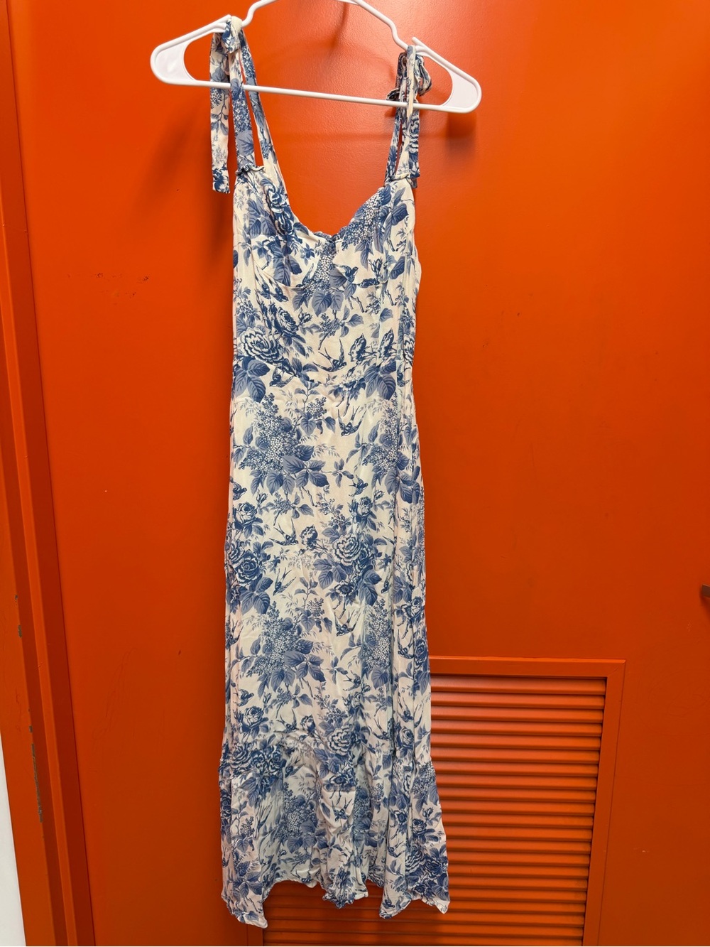 Reformation Nikita Dress in blue and white floral pompadour - 6 - Picture 8 of 10